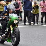 Presiden Jokowi saat menjajal Sirkuit Mandalika dan meresmikannya di Nusa Tenggara Barat (NTB), Jumat (12/11/2021). Foto: CNN