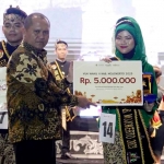 Siswi SMAN 1 Gedeg, Zaskia, saat menerima piala penghargaan sebagai Wakil Yuk 2 Kabupaten Mojokerto.