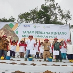 Dirut PT PG Rahmad Pribadi bersama para petani ketika tanam perdana kentang di Garut. foto: ist