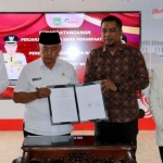 Bupati Malang saat menunjukkan perjanjian kerja sama antara pemerintah daerah setempat dengan PT Sumber Berkat Wisata Pratama tentang pengembangan Taman Wisata Air Wendit.