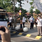 Wali Kota Madiun Maidi memberangkatkan tiga truk bantuan sembako berupa beras dari Bulog Madiun untuk warga Kota Madiun, Senin (19/7/2021) sore.