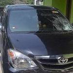 RUSAK-Kondisi Toyota Avanza akibat dimassa usai senggol motor di Brangkal Sooko, Selasa (23/6). (gunadhi/BANGSAONLINE)