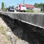 Kondisi jalan Cor antara Kupang-Jetis mengangga akibat tergerus hujan. (foto: yudi eko purnomo/BANGSAONLINE)