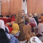 Bupati Mojokerto, Ikfina Fahmawati, ketika mengajak KPM terlibat penurunan stunting.