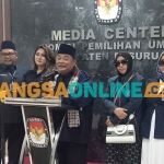 Ketua DPD NasDem Kabupaten Pasuruan, Joko Cahyono, saat jumpa pers di KPU. Foto: AHMAD FUAD/BANGSAONLINE