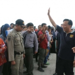 Bupati Sambari saat meninjau job fair di Stadion Gejos.