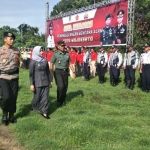 Wali Kota Mojokerto saat meninjau pasukan dalam apel bersama.