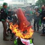 Demo HMI memprotes Saut Situmorang di depan kantor KPK. foto: detik.com