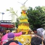 Prosesi arak-arakan Tumpeng Lanang dan Wadon di halaman Pendopo, yang dihadiri seluruh jajaran Forpimda berbusana Jawa. foto: feri wahyudi/BANGSAONLINE