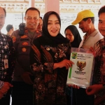 Bupati Mojokerto, Ikfina Fahmawati, saat menyerahkan SHM kepada warga Desa Ngarjo, Kecamatan Mojoanyar.