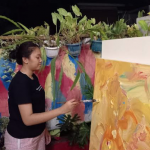 Pelukis muda asal Mojokerto, Nadira sedang menyelesaikan karya lukisannya