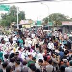 Pendukung Nisa-Syah saat demo di depan kantor KPU.