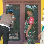 Personel dari Babinsa Sidayu Gresik dan petugas lainnya saat tracing warga yang kontak erat dengan pasien Covid-19.