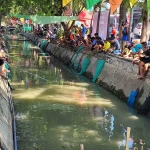 Para peserta lomba pancing sedang asyik menunggu ikan menyambar umpannya, Ahad (18/8/2924). Foto: M MASUD ADNAN/ BANGSAONLINE