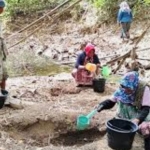 Warga Desa Montorna harus berjalan kaki sejauh 3 Km untuk mengambil air di sumber air yang juga sudah menipis.