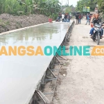 Pengerjaan peningkatan jalan di Kabupaten Mojokerto. Foto: ROCHMAT SAIFUL ARIS/BANGSAONLINE