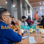 Korbid Pengawasan Isi Siaran KPID Jatim, Sundari, saat menanggapi pertanyaan dari Ketua PWI Kediri, Bambang Iswayoedhi. Foto: MUJI HARJITA/BANGSAONLINE
