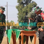 Bupati Mojokerto, Ikfina Fahmawati, dan Dandim 0815/Mojokerto, Letkol Inf Rully Noriza, ketika menandatangani prasasti TMMD 121 yang disaksikan Danrem 082 CPYJ. Foto: NINA PUJI RAHAYU/BANGSAONLINE