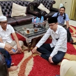 Mayjen TNI (Purn) Tony Setia Boedi Hoesodo (duduk di bawah berkacata dan berkopyah putih) dan Prof Dr KH Asep Saifuddin Challim, MA serta  tim Mubarok  usai acara  konsolidasi pemenangan Mubarok di Kampus KH Abdul Chalim (UAC) Pacet Mojokerto, Kamis (19/9/2024) malam. Foto: MMA/bangsaonline