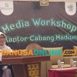 Kepala BPJS Cabang Madiun saat memberi sambutan di media workshop. Foto: HENDRO SUHARTONO/BANGSAONLINE