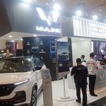 Suasana pameran IIMS Surabaya di booth Wuling pada hari pertama.