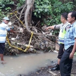 Petugas menunjukkan lokasi ditemukannya bayi.