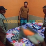 Kapolsek Prigen, AKP Sugiyanto, didampingi anggota saat meninjau TKP. Foto: M ANDY FACHRUDIN/BANGSAONLINE