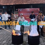 Pemusnahan surat suara yang rusak di Kantor KPU Kota Kediri. Foto: MUJI HARJITA/BANGSAONLINE