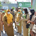 Wakil Bupati Bu Min didampaingi Kepala DKBPP dan PA drg. Ghozali saat bagi-bagi alkon. foto: SYUHUD/ BANGSAONLINE.com