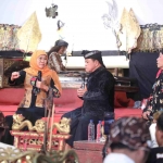Gubernur Jawa Timur Khofifah Indar Parawansa saat tampil bersama Cak Kirun dan Cak Marwoto dalam acara peringatan Hari Jadi Ke-78 Provinsi Jatim yang digelar di Alun-Alun Kab. Ponorogo, Minggu (19/11) dini hari. Foto: Biro Adpim Pemprov Jatim