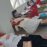 
Mimi Sudiono dan Ayu, saat melakukan donor usai melakukan peringatan Hari Santri Nasional. 