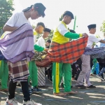 Lebih dari 1.000 anak SD/SMP berkumpul di lapangan depan GOR Untung Suropati, Kota Pasuruan Jawa Timur. Mereka dolanan –bermain-main gaya sebelum ada mainan modern. Foto: disway