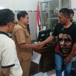 Abin Erit Istrada (kanan) meminta maaf kepada Kades Randuagung, Khambali. Foto: Ist.