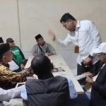 Ketua Bawaslu Pamekasan Sukma Umbara Tirta Firdaus saat menggebrak meja ketika diskusi dengan perwakilan PAN. 