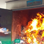 Petugas membakar rokok tanpa cukai di gudang pemusnahan di Rupbasan Kelas II Blitar. fotoL AKINA/ BANGSAONLINE