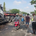 Truk dalam keadaan ringsek usai tabarakan. foto: TRIWIYOGA/ BANGSAONLINE