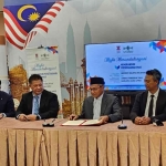 Penandatanganan MoU antara LPTNU dengan Universiti Malaysia Kelantan. Foto: Ist