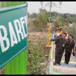 Tamu dari Pemkab Karawang sedang naik Bukit Teletubbies TPA Randegan yang jadi ikon pengelolaan sampah Mojokerto. Mereka belajar pemanfaatan gas metan yang bisa memenuhi energi alternatif pengganti elpiji. Foto: YUDI EKO P/BANGSAONLINE