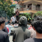 Massa dari Aliansi Pemuda dan Masyarakat Peduli Jawa Timur saat menggelar demo di depan kantor KPU Bangkalan, Minggu (3/3/2024).