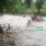 Penyelamatan korban oleh warga berlangsung dramatis karena menggunakan alat seadanya.