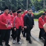 Bupati Hanindhito Himawan Pramana (baju hitam) bersama jajaran pengurus DPC PDI Perjuangan Kabupaten Kediri saat menuju ke kantor KPU. Foto: MUJI HARJITA/ BANGSAONLINE