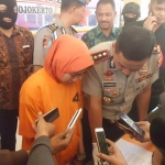 Kapolres Mojokerto bersama bidan yang diamankan saat rilis. foto: SOFFAN/ BANGSAONLINE