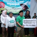 Gus Muhaimin saat memberikan bantuan bibit secara simbolis kepada petani.