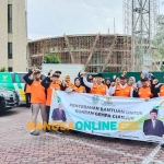 Ketua Baznas Jatim, KH Muhammad Roziqi, saat memberangkatkan rombongan Tim Baznas Tanggap Bencana Jatim yang dipimpin Wakil Ketua III Baznas Jatim, KH Muhammad Zaki. Foto: YUDI ARIANTO/BANGSAONLINE