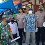 
Pengecekan dan imbauan di pasar keppo kecamatan Galis Pamekasan dalam antisipasi virus PMK. 