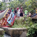 Kondisi kereta kelinci yang terjun ke selokan irigasi sawah warga saat akan dievakuasi. foto: ANTON/ BANGSAONLINE