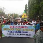 Ribuan warga Desa Melirang Kecamatan Bungah ketika menggelar pawai budaya. foto: SYUHUD/ BANGSAONLINE