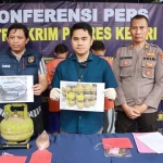 Kasatreskrim Polres Kediri AKP Dr. Fauzy Pratama (tengah) dan jajaran saat menunjukkan barang bukti tabung gas LPG dan para tersangka. Foto: Ist. 