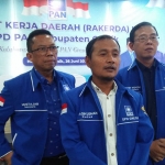 Ketua DPD PAN Gresik, Faqih Usman, didampingi sekretarisnya, Mustajab, dan bendahara, Didik Widodo, saat memberikan keterangan pers. Foto: SYUHUD/BANGSAONLINE