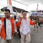 Pengurus DPD PKS Sidoarjo naik andong saat mendaftarkan bacaleg ke KPU Sidoarjo, Kamis (11/5/2023). Foto: Ist.